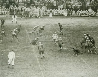 1947 Reinking Catches Pass At Baylor